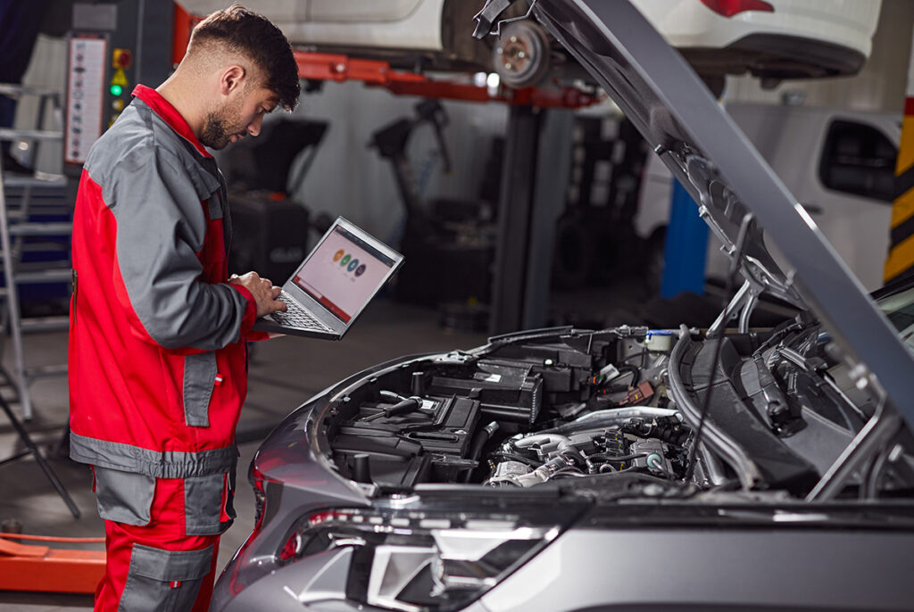 mechanic-using-laptop