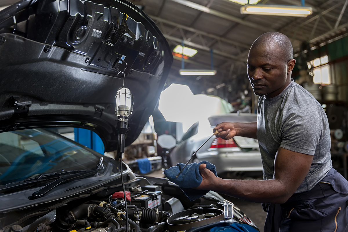 car_Mechanic_checking_leak