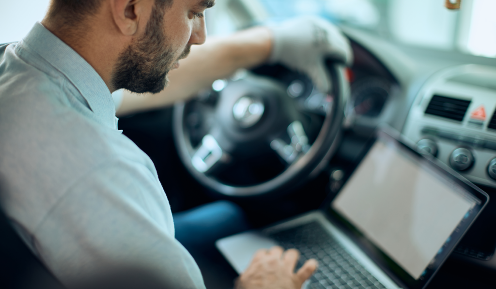 auto_mechanic_with_laptop