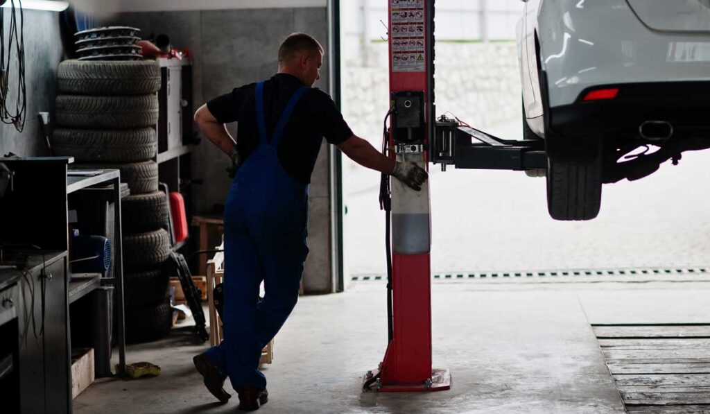 car_mechanic_fixing_car