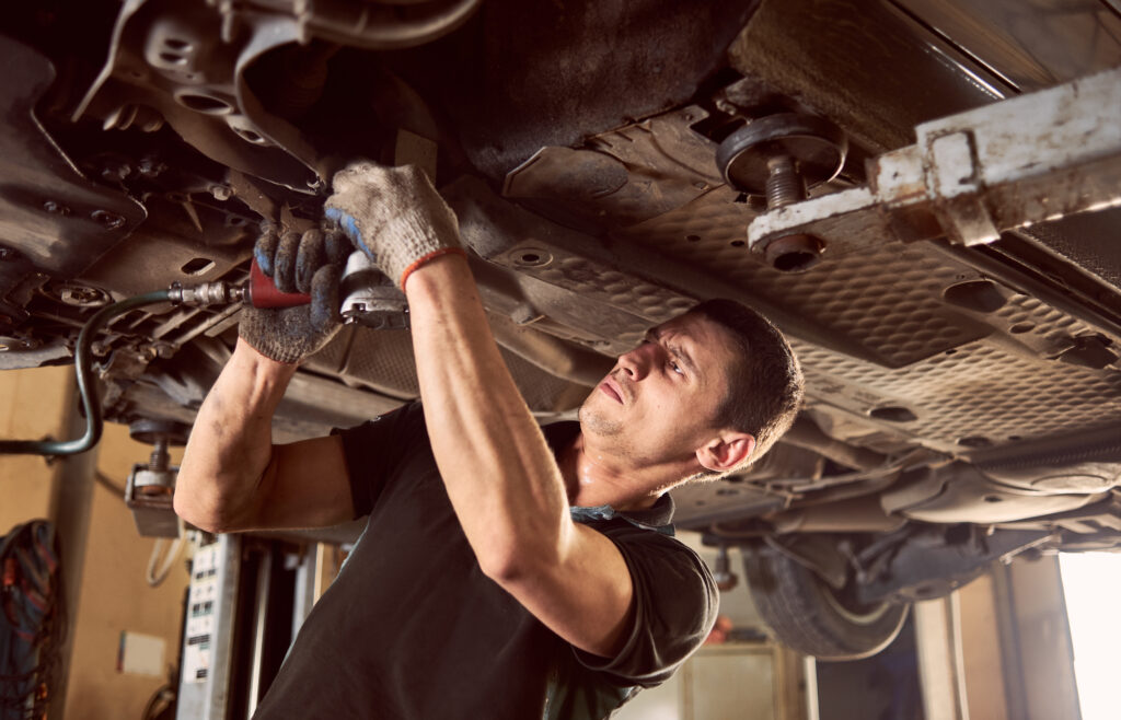 Repair_man_fixing_car 